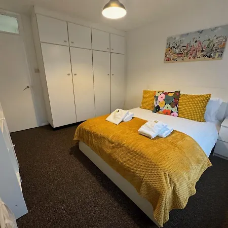 Luton Parkway Apartment-4 Guests- Free Parking Exterior photo