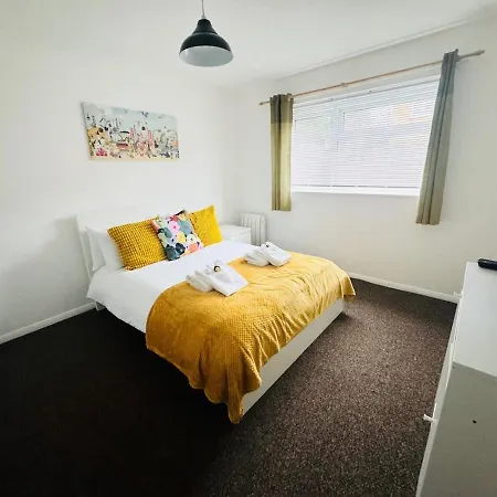 Luton Parkway Apartment-4 Guests- Free Parking Exterior photo