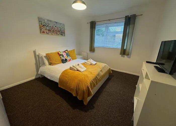 Luton Parkway Apartment-4 Guests- Free Parking